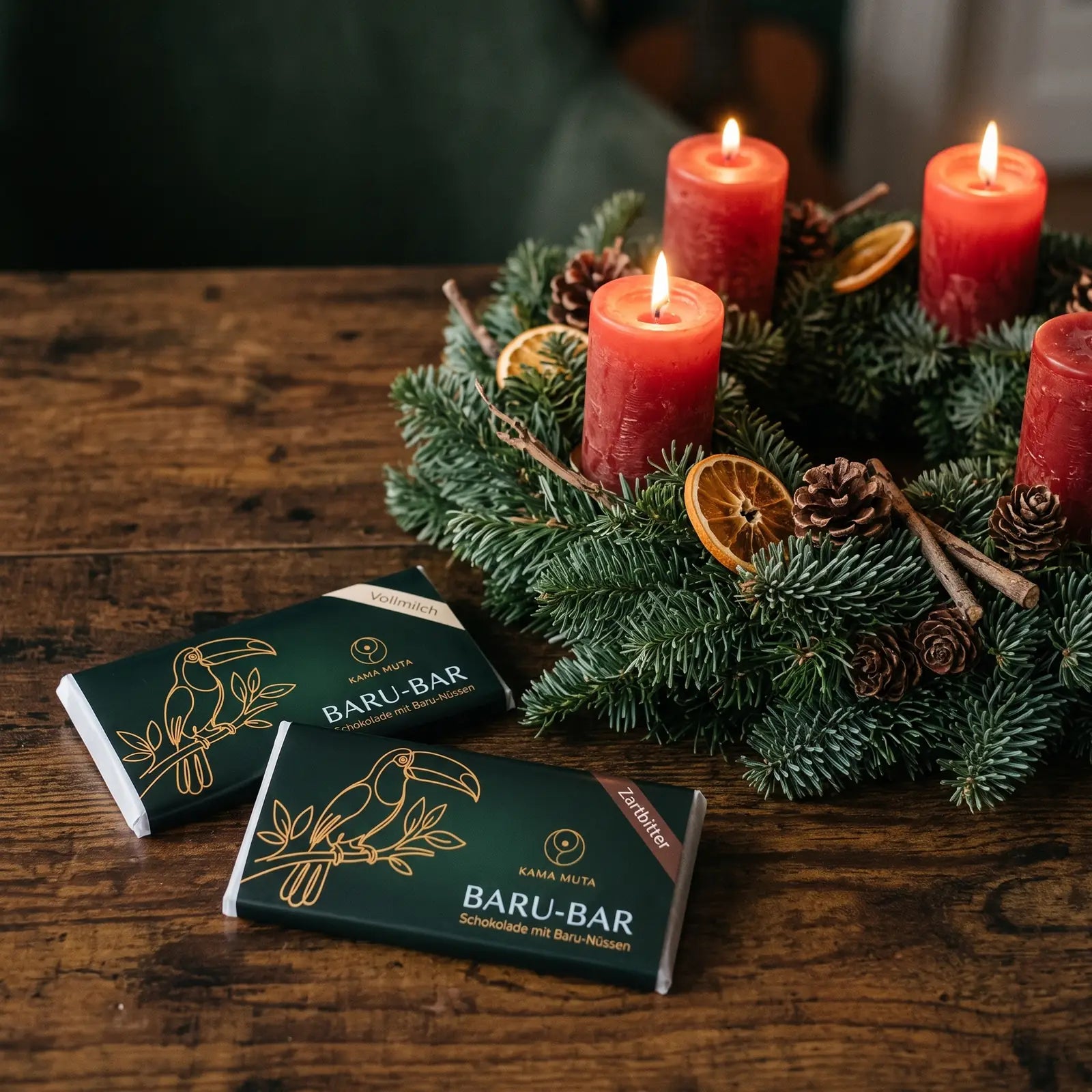 BARU-BAR Zartbitter und Vollmilch, zwei Tafeln auf einem Holztisch neben einem Adventskranz mit roten Kerzen (KI-generiert)