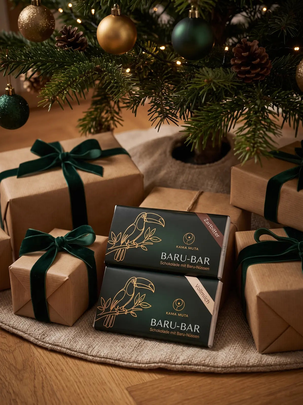 BARU-BAR Zartbitter und Vollmilch zwischen Geschenken mit grünen Samtschleifen unter dem Weihnachtsbaum (KI-generiert)
