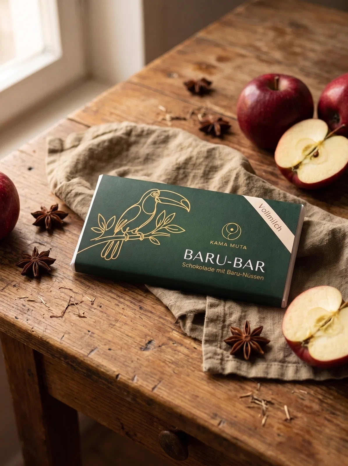 BARU-BAR Vollmilch auf einem Leinentuch auf einem alten Holztisch, daneben rote Äpfel und Sternanis (KI-generiert)