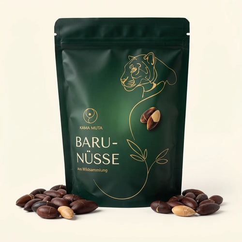 KAMA MUTA Baru-Nüsse 250 g im grünen Standbeutel mit Jaguar-Motiv, davor geröstete Baru-Nüsse, auf cremefarbenem Hintergrund (KI-generiert)