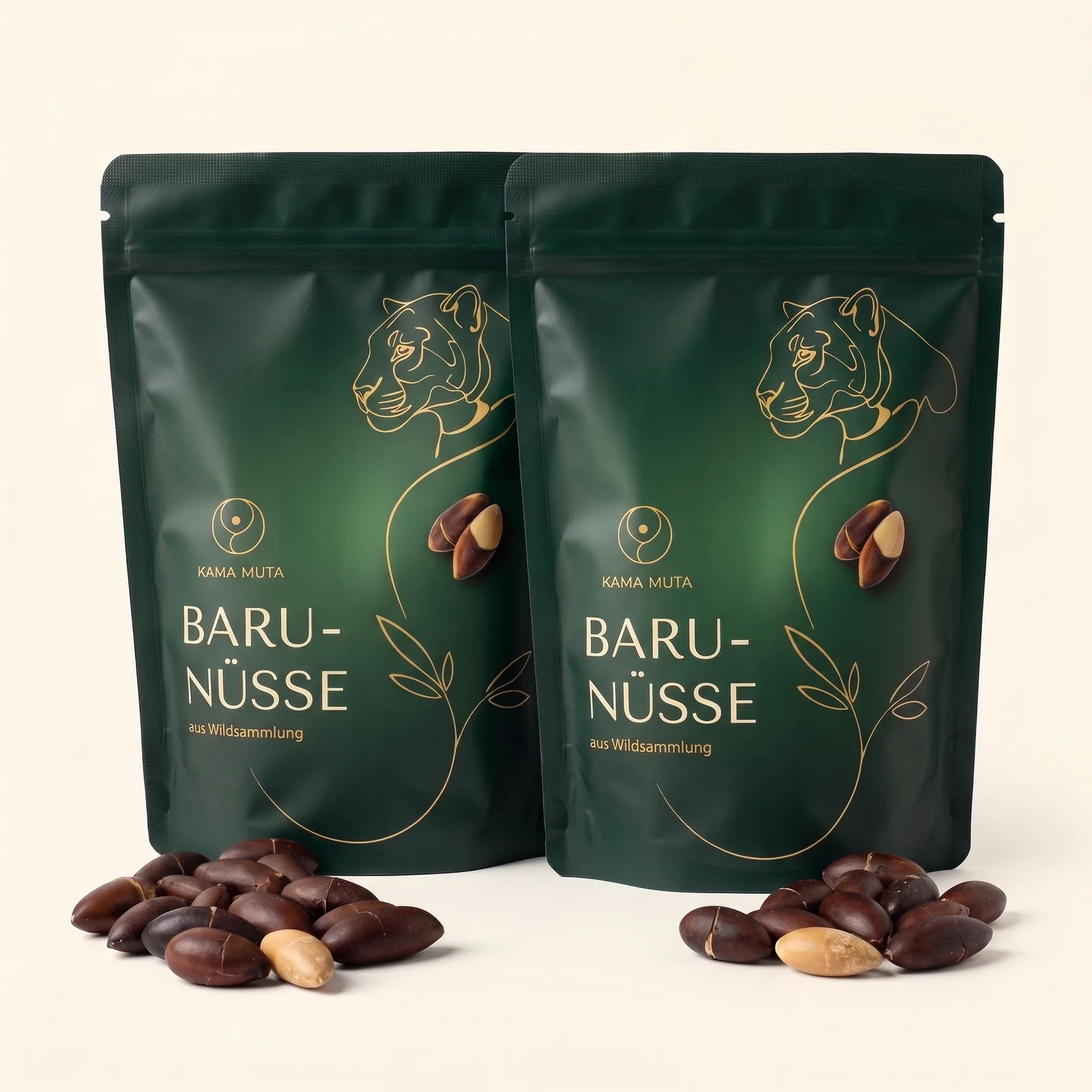 Zwei Beutel KAMA MUTA Baru-Nüsse zu je 250 g, davor geröstete Baru-Nüsse, auf cremefarbenem Hintergrund (KI-generiert)