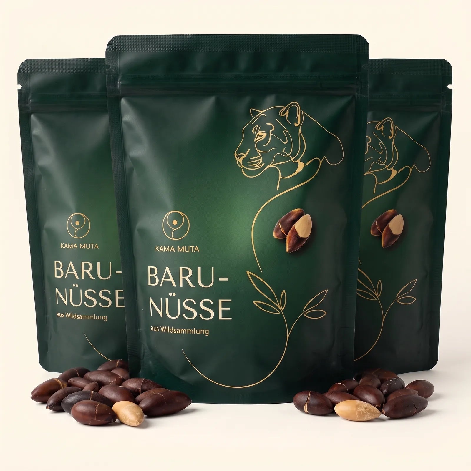 Drei Beutel KAMA MUTA Baru-Nüsse zu je 250 g, davor geröstete Baru-Nüsse, auf cremefarbenem Hintergrund (KI-generiert)